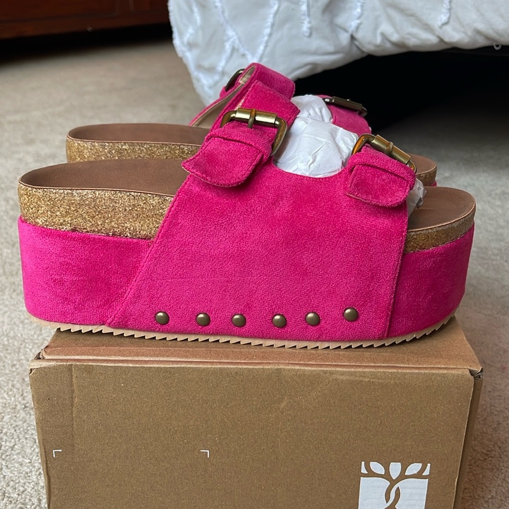 BRAND NEW NEVER WORN! Platform slip on sandal 🩷